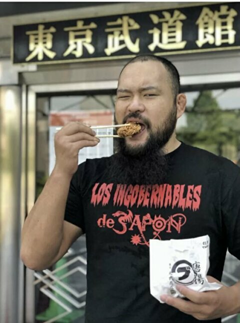 【新日本プロレス】オーカーン様、公約通りロスインゴTシャツを着用し、丸武商店の唐揚げを食す