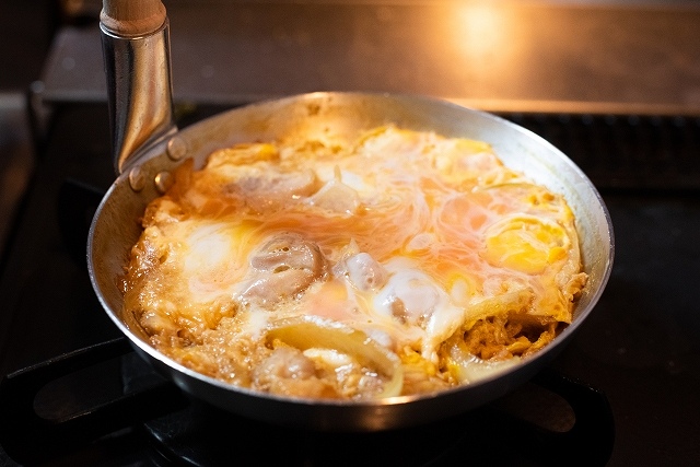 親子丼→鶏肉と卵を麺つゆで閉じるだけで出来るよな。あの鍋が欲しいよな。