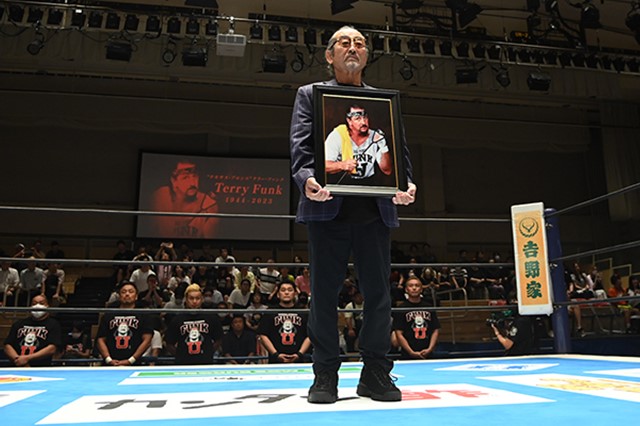 【新日本プロレス】8月23日死去のテリー・ファンクさんを偲ぶ追悼10カウントゴング