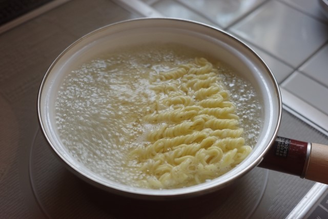 袋ラーメンの麺を茹でた湯でスープを作るな