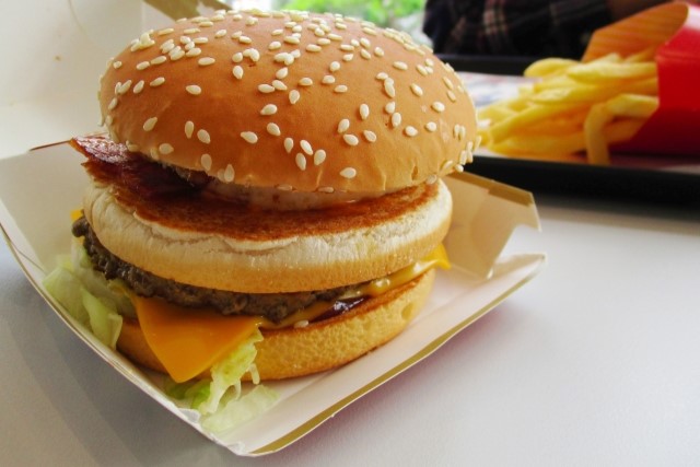 【海外】マクドナルドは気がついた。客が求めているのは大きなハンバーガーであることに