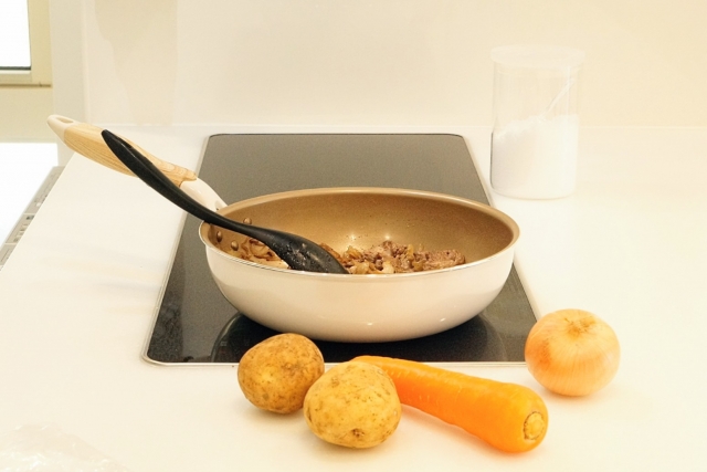 なぜカレーを作る時玉ねぎと肉を炒めてから煮るのか？