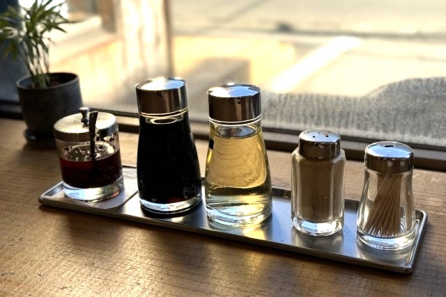 ラーメンのテーブルにある調味料、にんにく←わかる　なんか辛いやつ←わかる　コショウ←ギリわかる