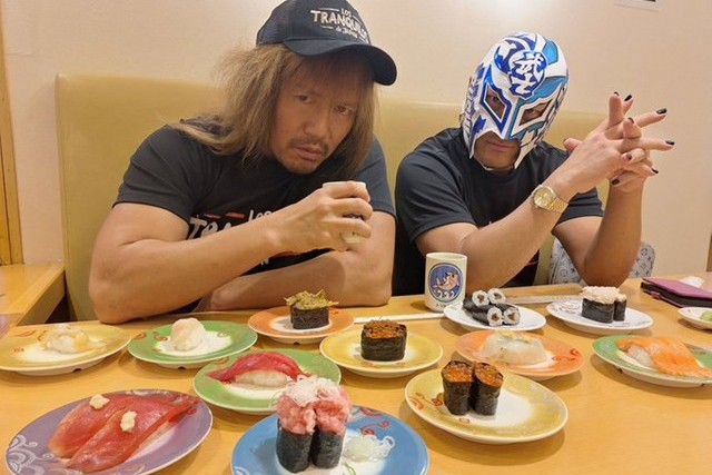 内藤哲也とBUSHIが東スポ記者を札幌の回転寿司に緊急招集　新弟子育成の野望告白　志願者の登場に「心が動いた」