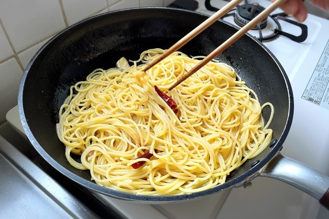 美味しいペペロンチーノのコツ「茹で汁は塩多めに」「鷹の爪は種も少し入れる」あと１つは？