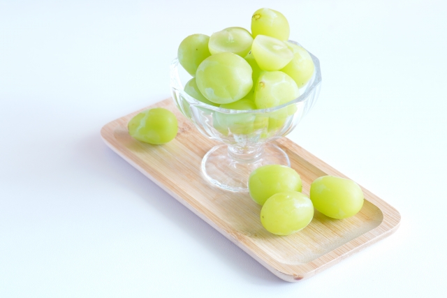 人生初のシャインマスカットを食べてるんやが