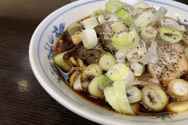 でも実際醤油ラーメンにアホほど胡椒かけまくるの美味いよな🍜🥺