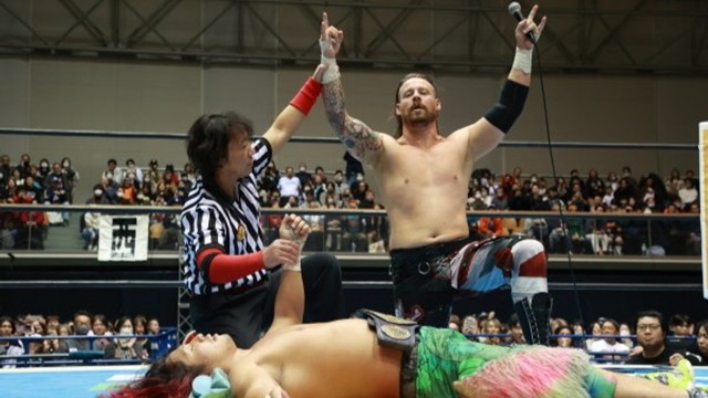 Knock Out Brothersを下したデビッド・フィンレーのご機嫌マイク！ 一方パートナーの高橋ヒロムは…【11.22 秩父】