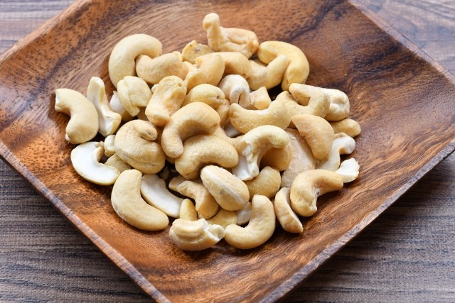 カシューナッツ、塩かかってない方がうまい