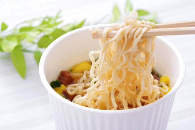 カップラーメンって目安よりお湯を少なく入れるよな？