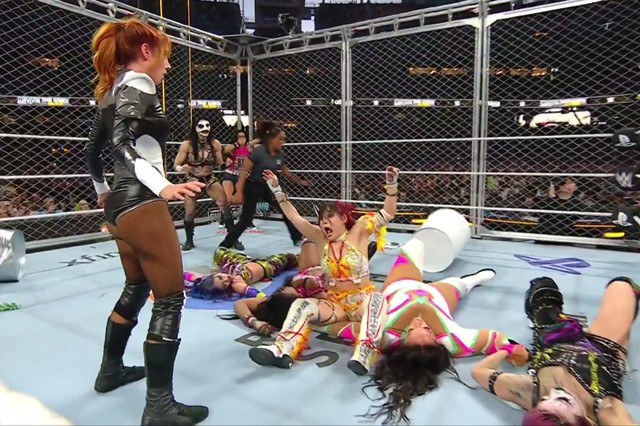 イヨ・スカイの〝トラッシュ缶ダイブ〟に称賛の嵐！　トリプルH「女子部門で唯一の存在」