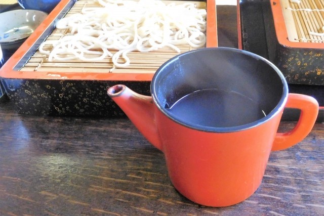 初めて蕎麦屋に行った大学生の頃の俺「ズルズル…」　店員「ソバユ置いときますねー！」