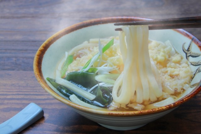 うどん「安いです、冷凍出来ます、どんな調味料も合います」←こいつがラーメンよりも天下取れない理由