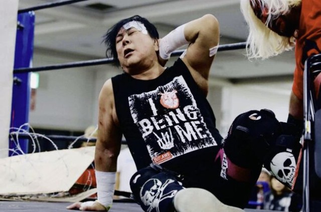 大仁田厚、テーブルパイル失敗し首から落下　一時動けなくなるアクシデント