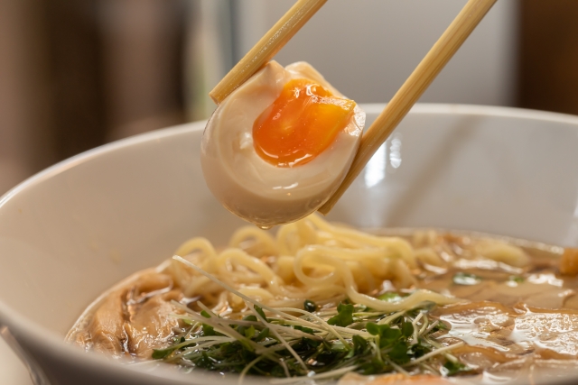 なんでラーメンには煮卵とか味玉っていう決まりがあるんや？