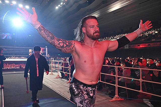 デビッド・フィンレーが別れを示唆　敗戦後のリングで外道と抱擁、涙のお辞儀