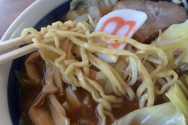 ラーメンで一番美味い麺って中太縮れ麺よな