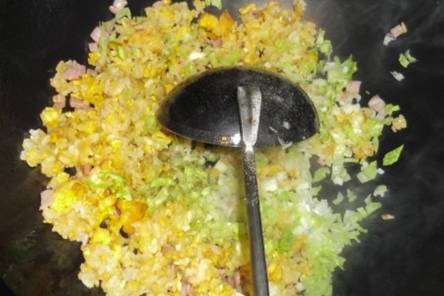 炒飯職人お前ら「醤油は焦がせ！」「ご飯は冷や飯を使え！」「味の素は絶対に入れるな！」「油は思ってる三倍入れろ！」←これ