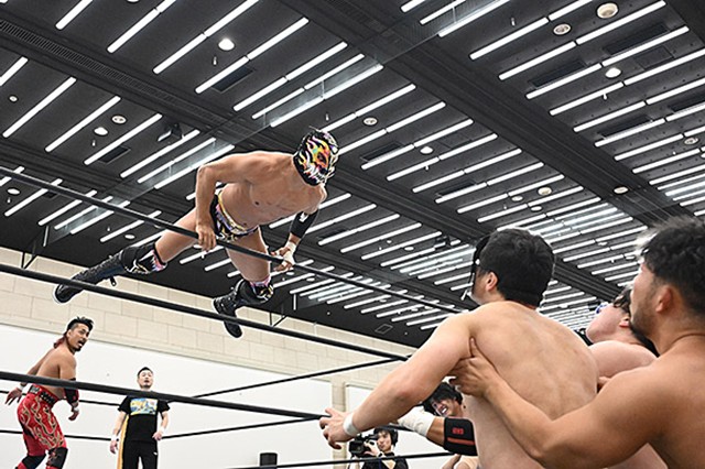 プロレスラー「場外飛ぶぞオラァ！」相手「うわぁ！」← 避けたらいいじゃん