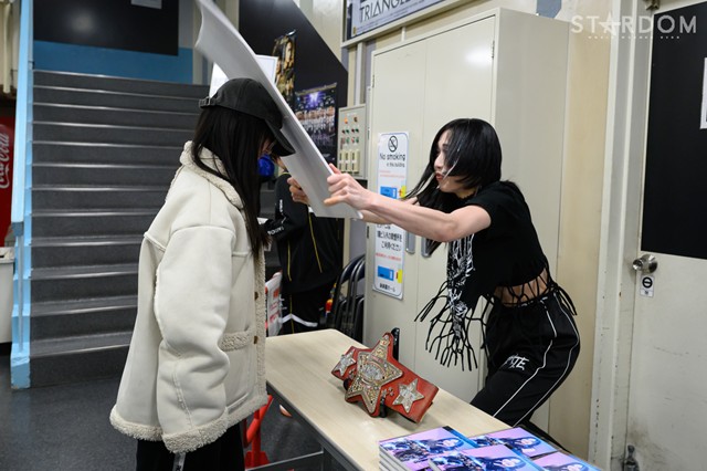 玖麗さやかが上谷沙弥の自伝本お渡し会に三度目の乱入！ しつこい直談判の結末は意外な方向へ