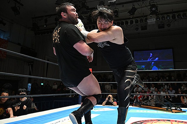 新日本・NJC初出場のウルフアロンは無念の1回戦負け　H.O.Tの乱入により理不尽な「1対8」マッチに沈む