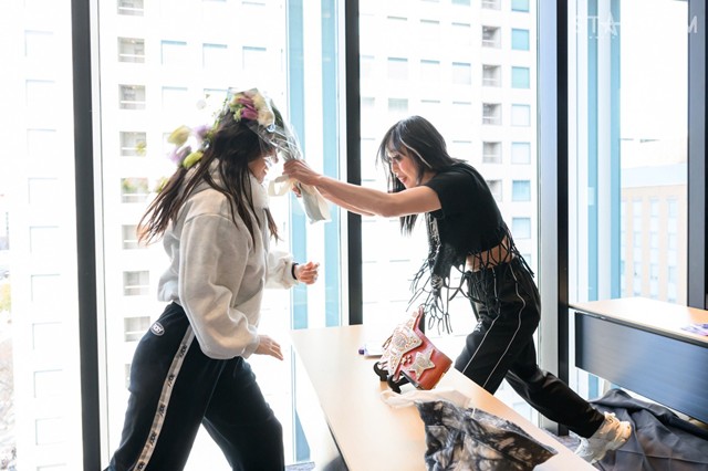 玖麗さやかが上谷沙弥の自伝本お渡し会を再度襲撃！【3.7 愛知・中日ホール】