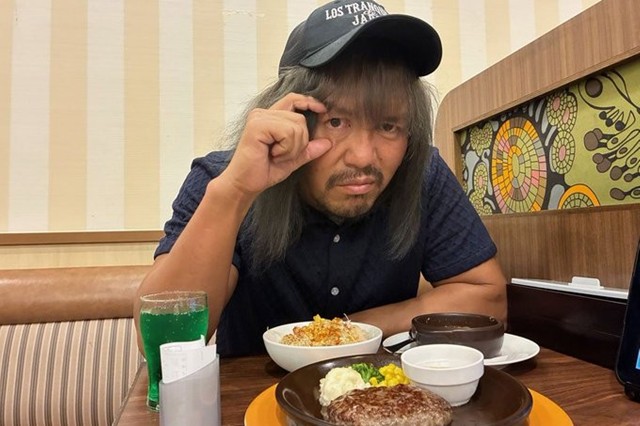 内藤哲也が東スポ記者をファミレスに緊急招集「今日さ、あなたたちのためにカステラ作ってきたんだよ」