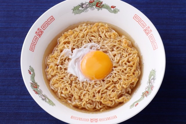 チキンラーメンの卵ポケットに生卵乗せてお湯かけても玉子固まらなくね？
